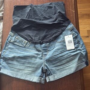 Maternity Levi 3” shorts